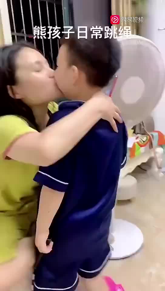 母子俩做不伦事！小屁孩直捣妈妈胸部热吻，对话如谜片，网友惊喊：震毁三观，变态家庭（视频/组图） 