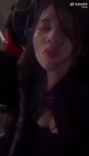 女子醉酒狂对警大喊：“快上我，我要做爱！”爆红！本尊竟是正妹电玩高手（视频/组图）
